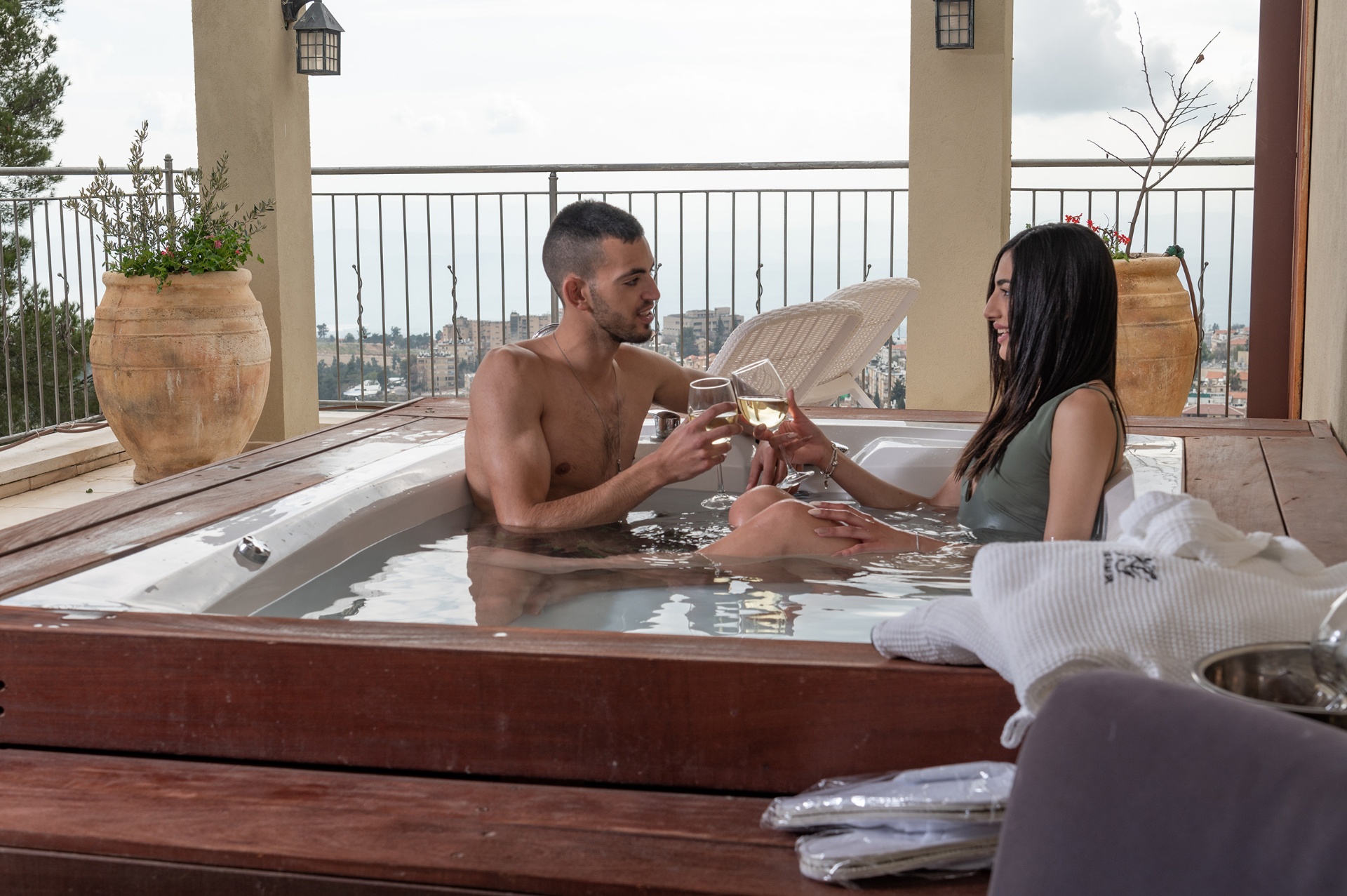 Un couple profitant du jacuzzi privé