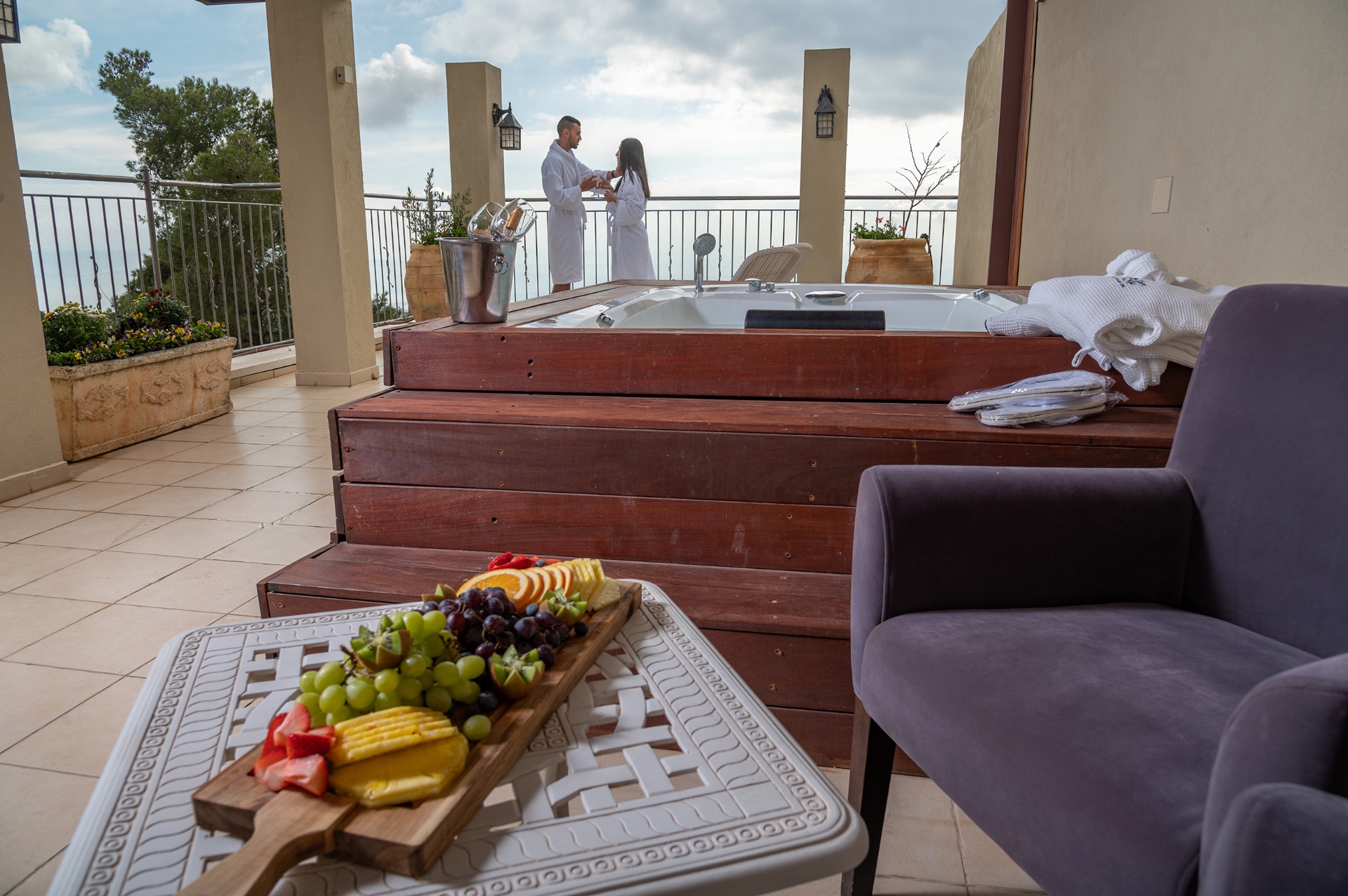 Terrasse jacuzzi avec rafraîchissements fruités