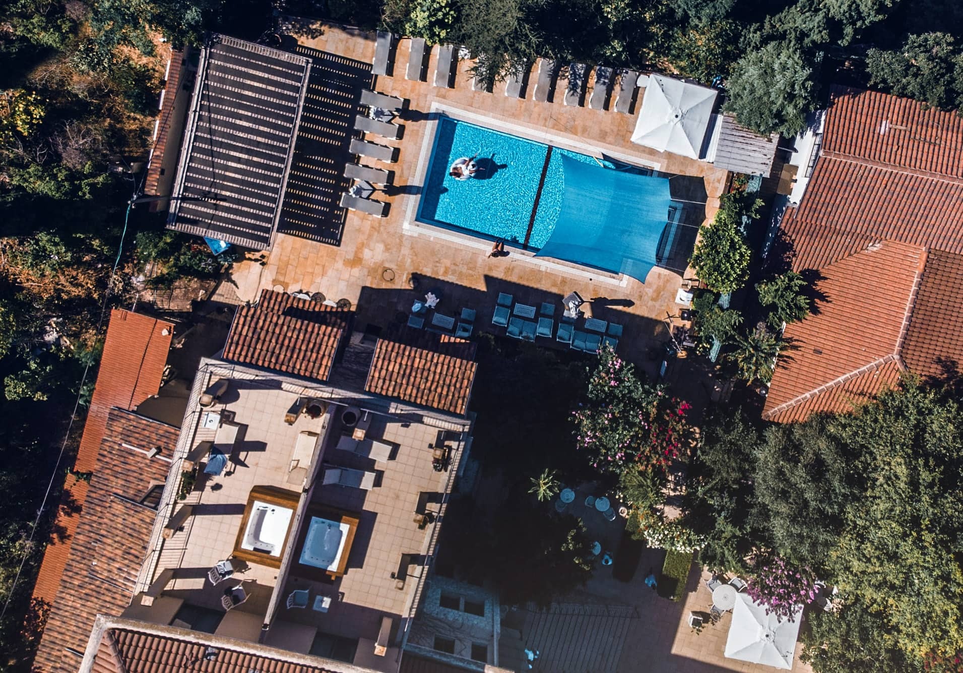 Vue aérienne de la piscine et des environs