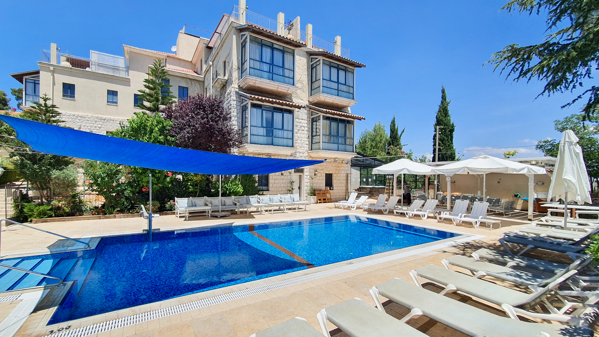 Espace piscine avec chaises longues