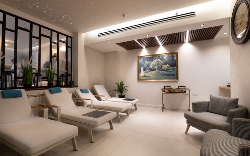 Espace détente du spa avec transats